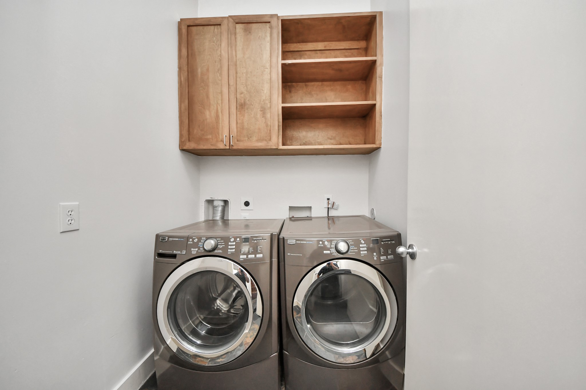 2911 Chartres Street Houston, TX 77004 - Photo 10 of 37 a utility room with sink dryer and washer