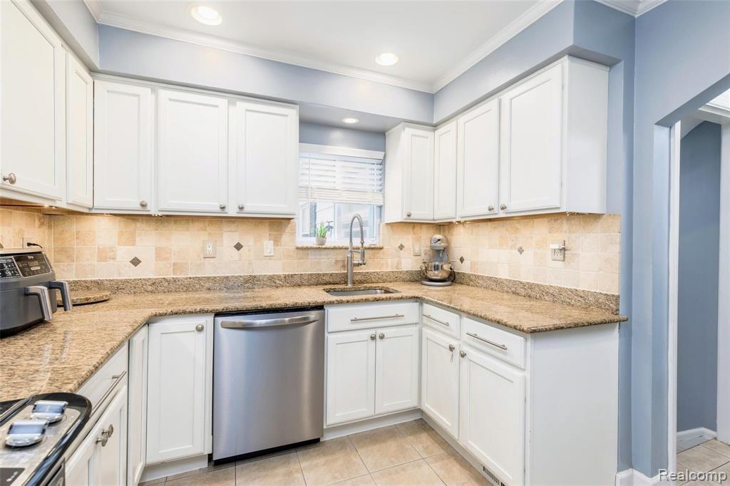 1315 Hampton Road Grosse Pointe, MI 48236 - Photo 8 of 60