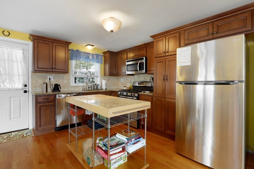 11 Robinwood Road Dedham, MA 02026 - Photo 16 of 39 Gallery Image 16