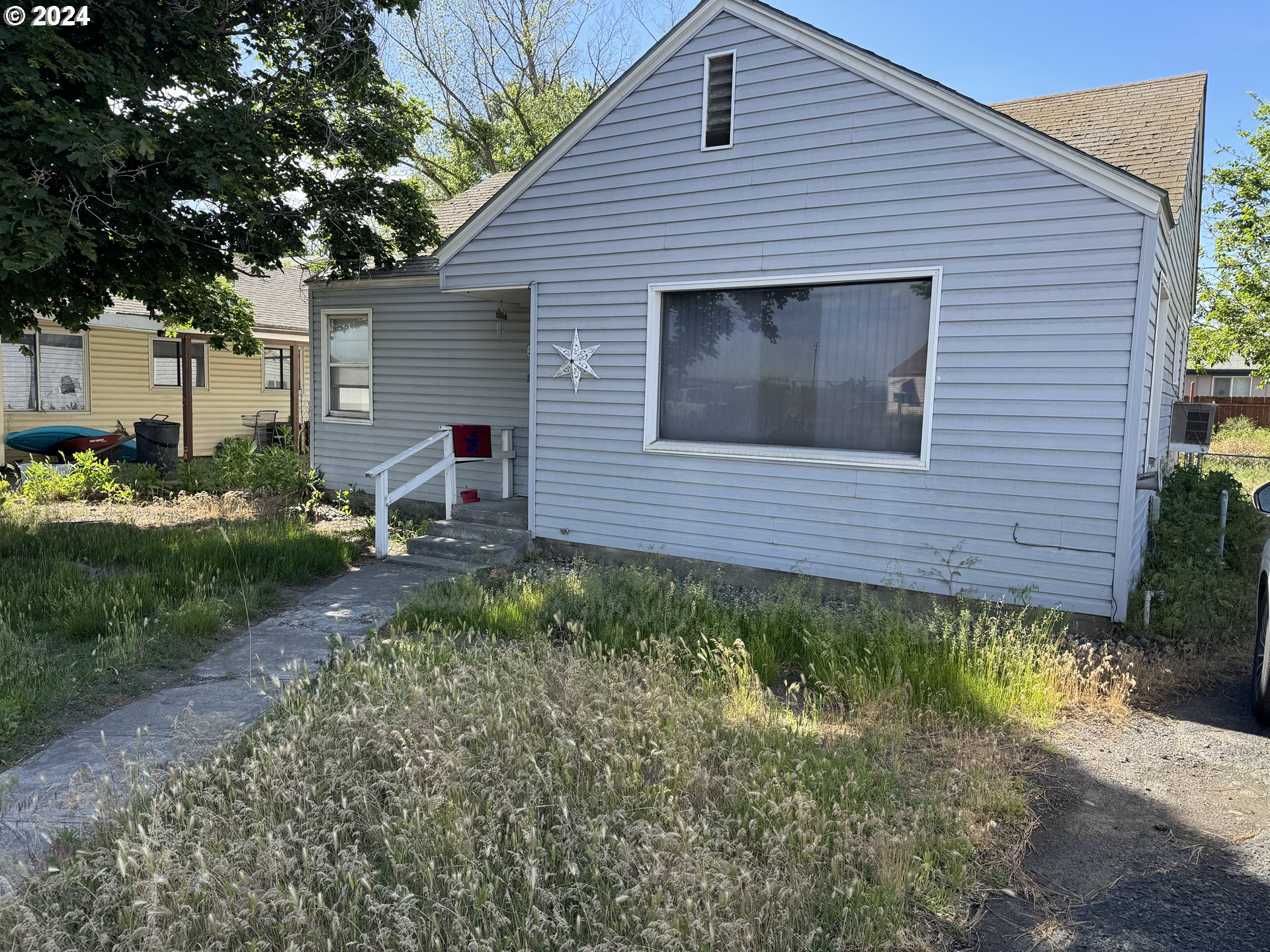 770 Diagonal Boulevard Hermiston, OR 97838 - Photo 2 of 10 a front view of a house with a yard