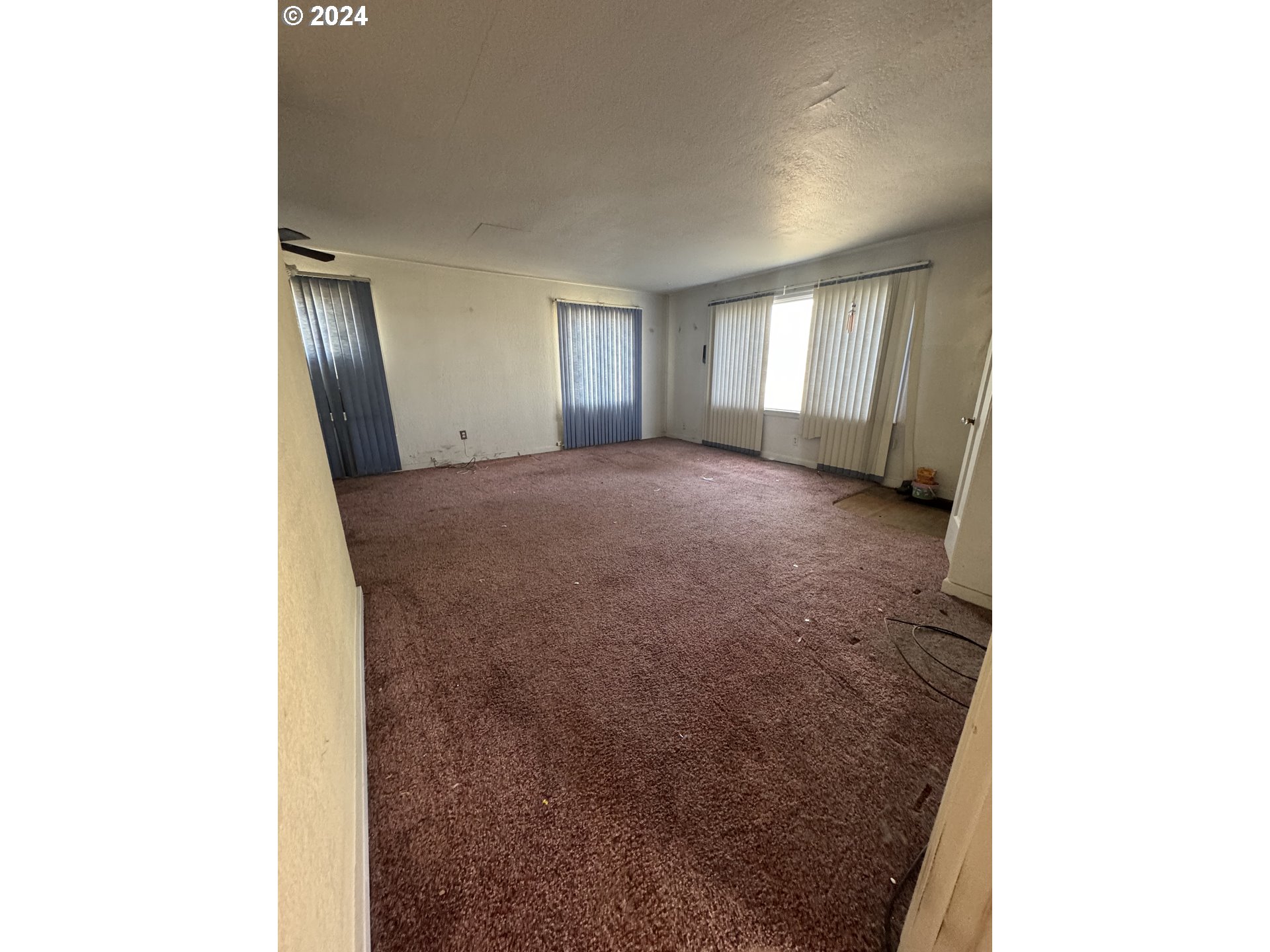 770 Diagonal Boulevard Hermiston, OR 97838 - Photo 3 of 10 a view of an empty room with a window
