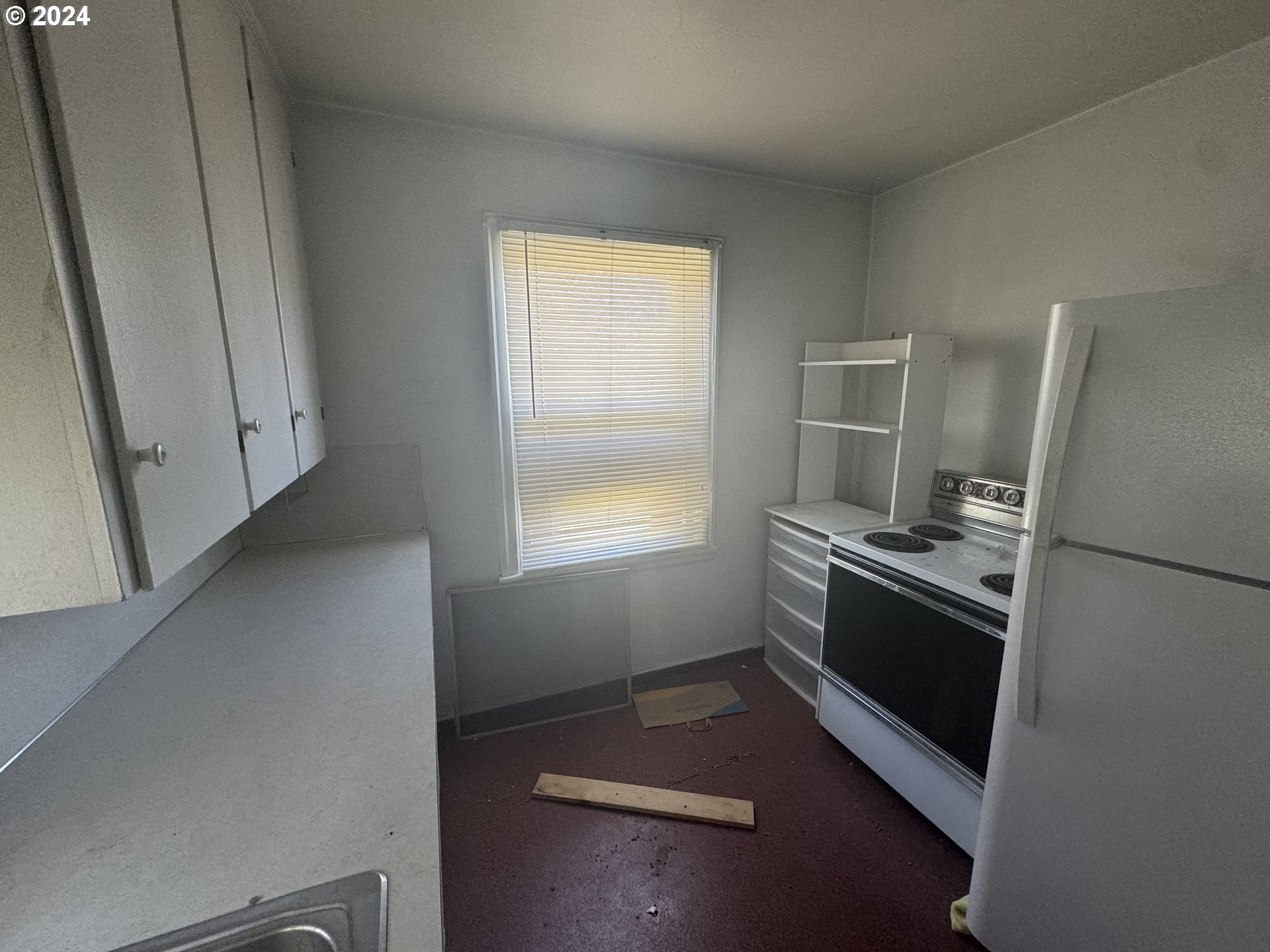 770 Diagonal Boulevard Hermiston, OR 97838 - Photo 4 of 10 a kitchen with a refrigerator stove and sink