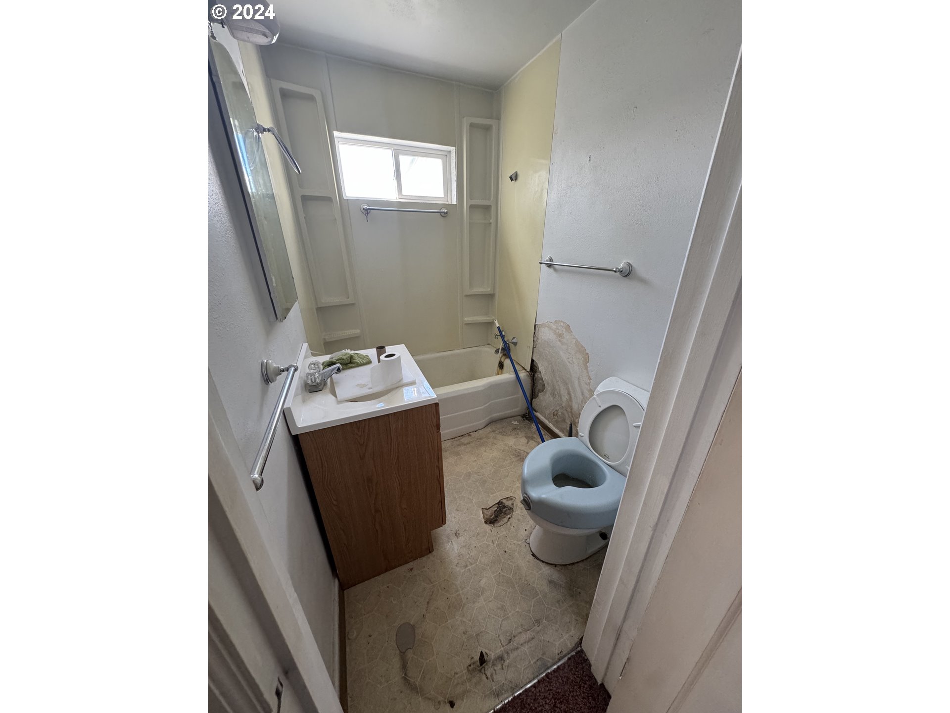770 Diagonal Boulevard Hermiston, OR 97838 - Photo 5 of 10 a bathroom with a sink and toilet