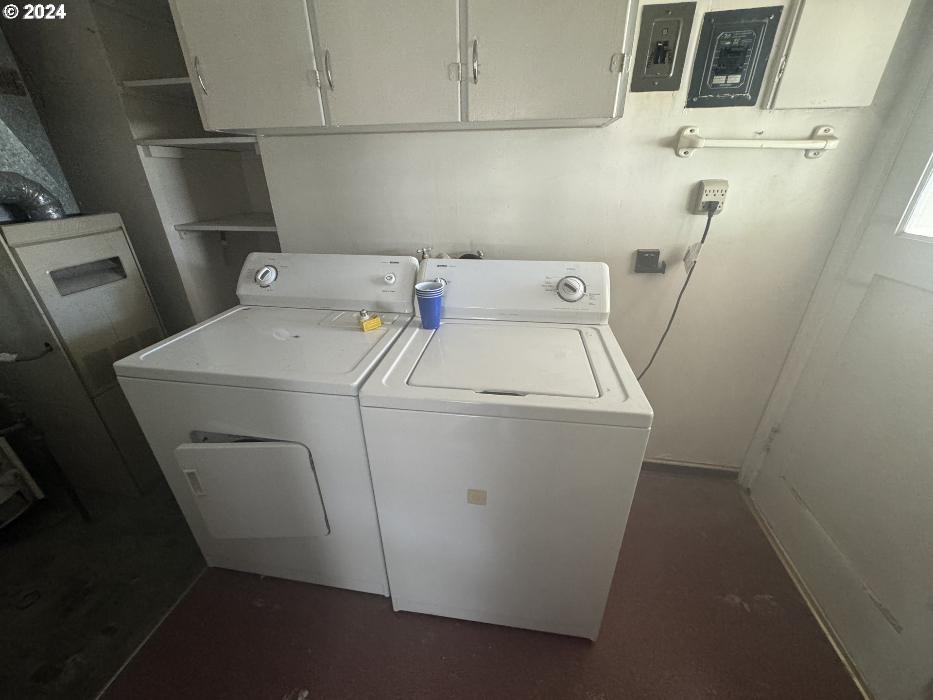 770 Diagonal Boulevard Hermiston, OR 97838 - Photo 8 of 10 a utility room with dryer and washer