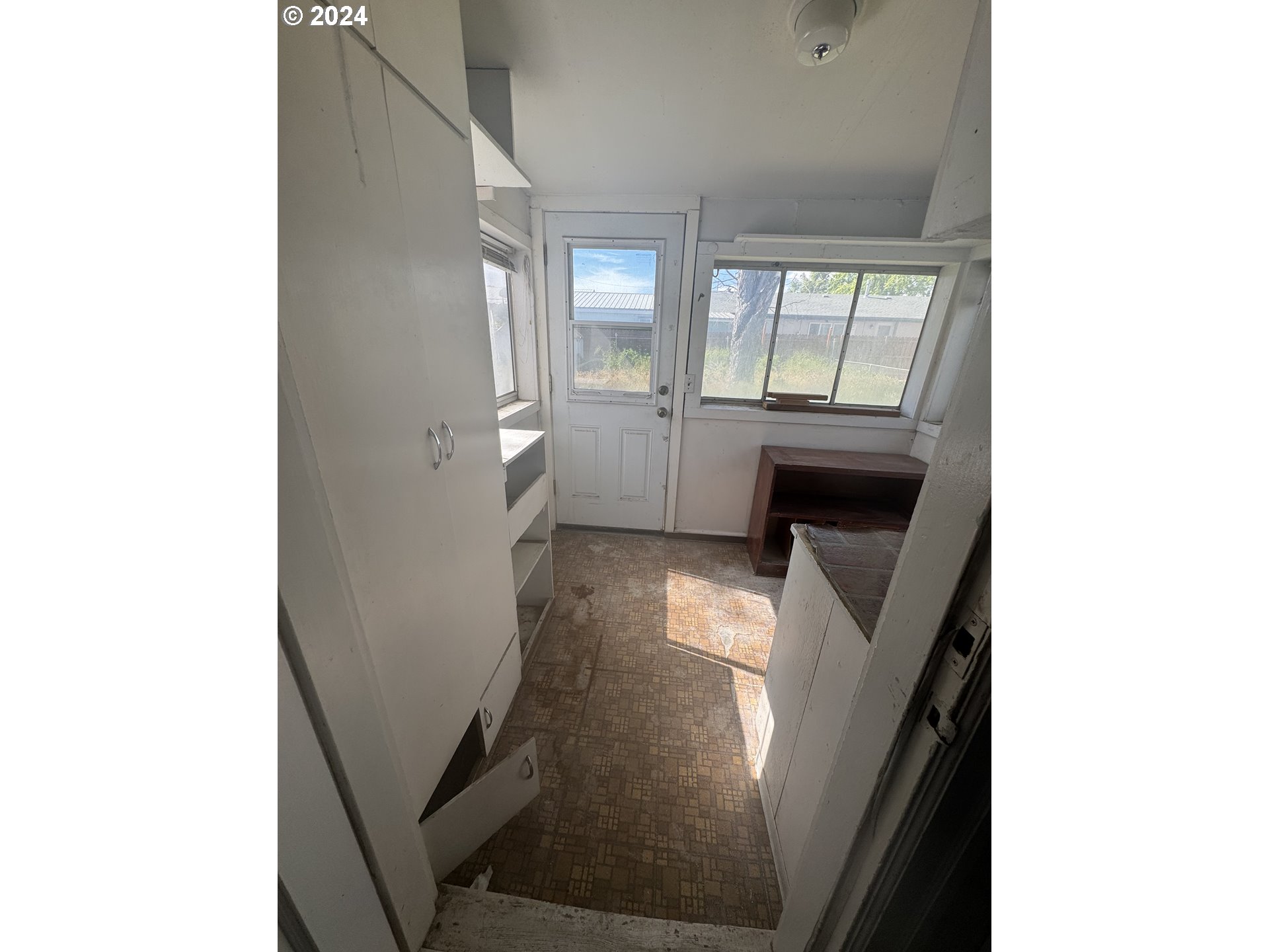 770 Diagonal Boulevard Hermiston, OR 97838 - Photo 9 of 10 a view of an entryway and livingroom
