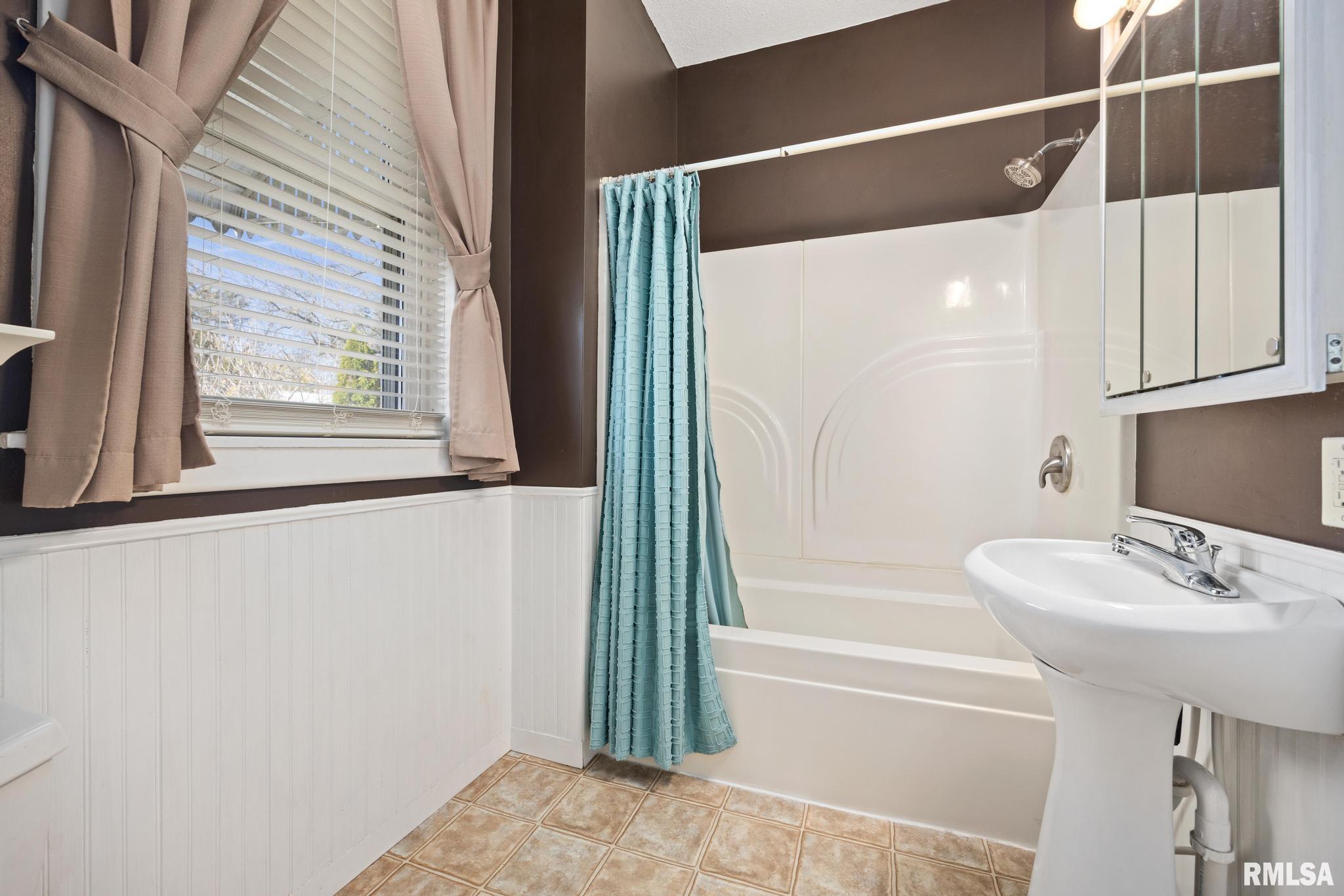 203 Lyons Court Toulon, IL 61483 - Photo 13 of 38