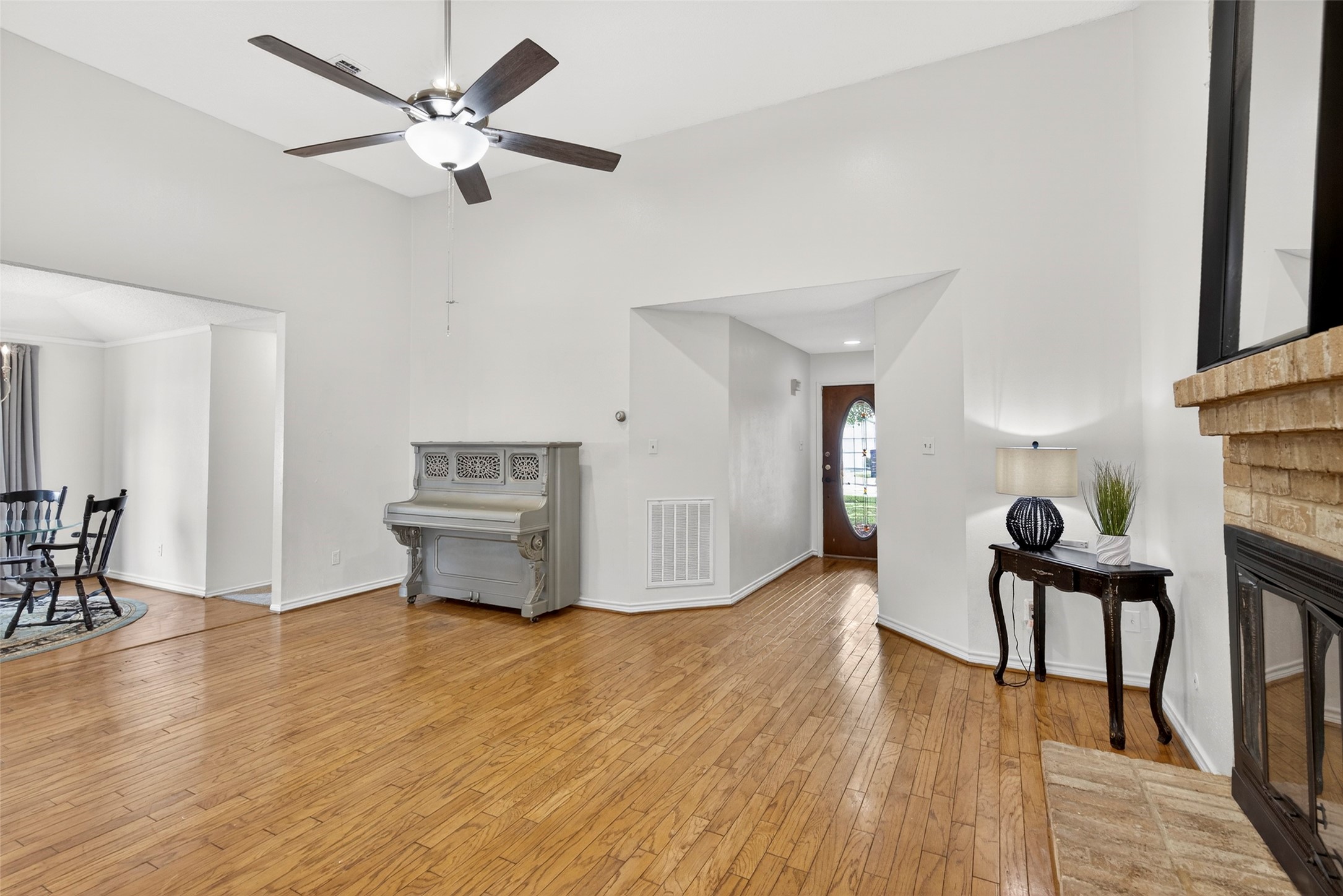 9206 Kirkleigh Lane Spring, TX 77379 - Photo 7 of 47 View towards the entrance hall.