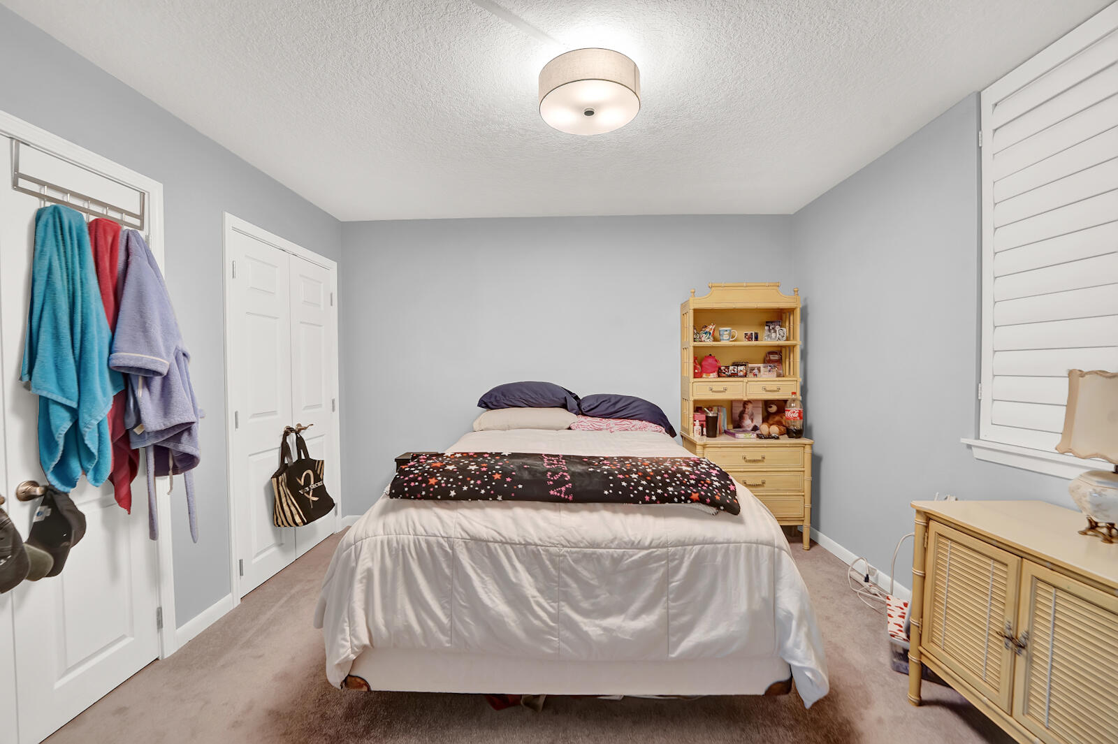 30 Moreno Point Road, Unit 102A Destin, FL 32541 - Photo 7 of 52 a spacious bedroom with a bed and a window