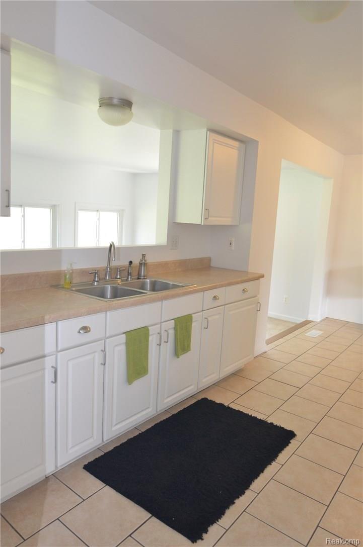 5770 Clarkston Road Clarkston, MI 48348 - Photo 21 of 28 DINING AREA/ROOM FOR AN ISLAND