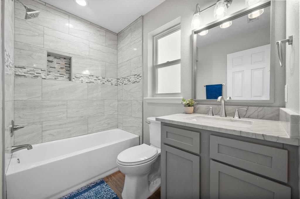 113 Cinch Buckle Ranch Road Trinidad, TX 75163 - Photo 28 of 36 a bathroom with a granite countertop sink toilet and bathtub
