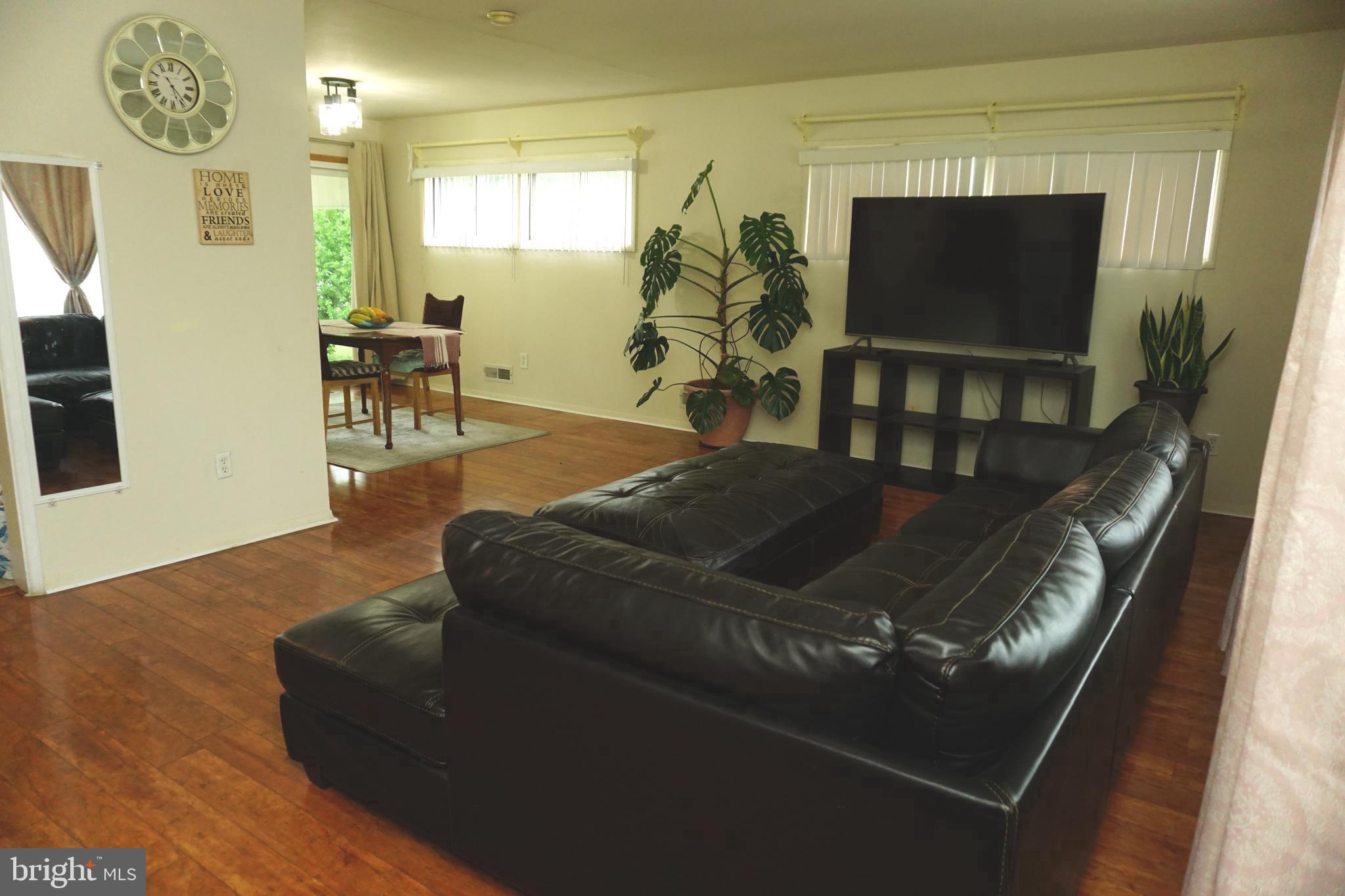 5904 Charnwood Road Baltimore, MD 21228 - Photo 5 of 20 Living Room