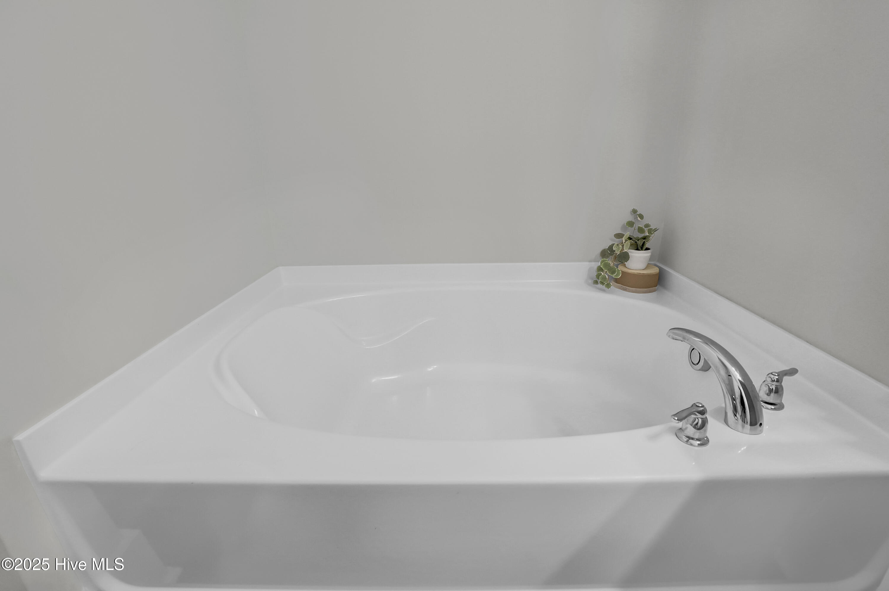 511 Edgewater Way Surf City, NC 28445 - Photo 25 of 61 Master Bathroom, 1st Floor