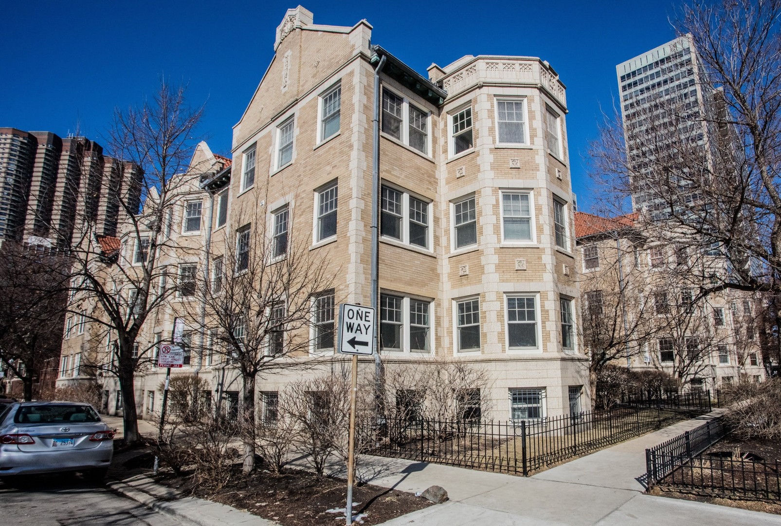 546 West Brompton Avenue, Unit 2S Chicago, IL 60657 - Photo 2 of 17 a view of a large building
