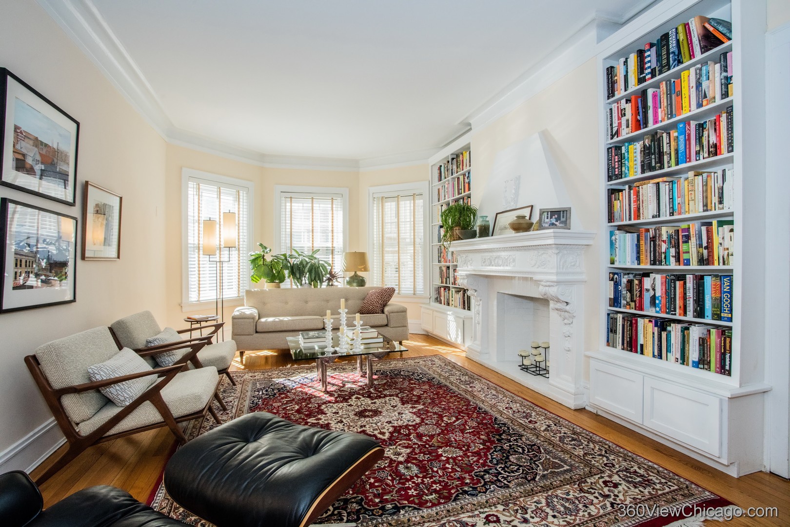 546 West Brompton Avenue, Unit 2S Chicago, IL 60657 - Photo 5 of 17 a living room with a couch and a book shelf