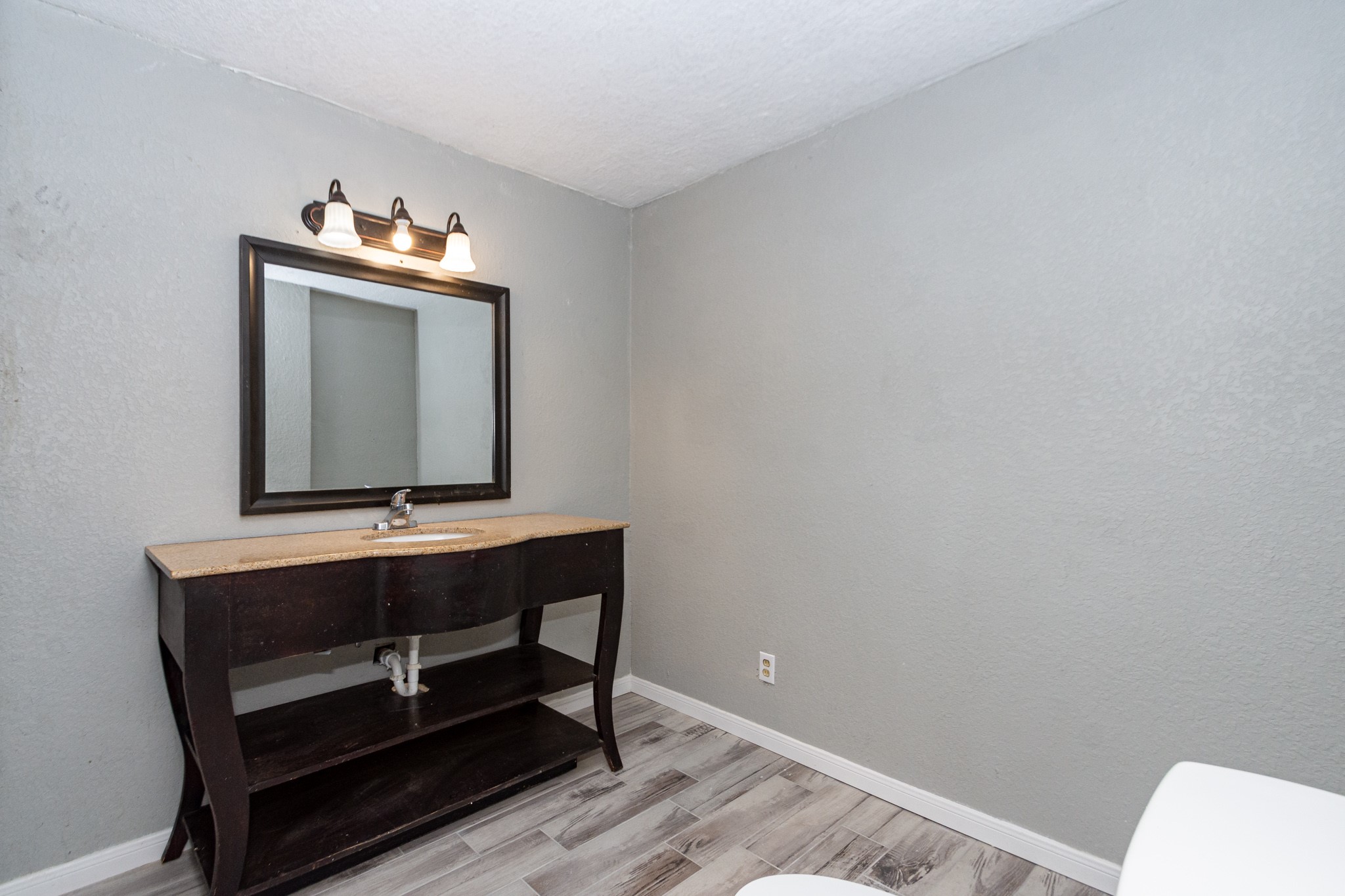 1230 West 4th Street Freeport, TX 77541 - Photo 48 of 49 Tub and shower combo