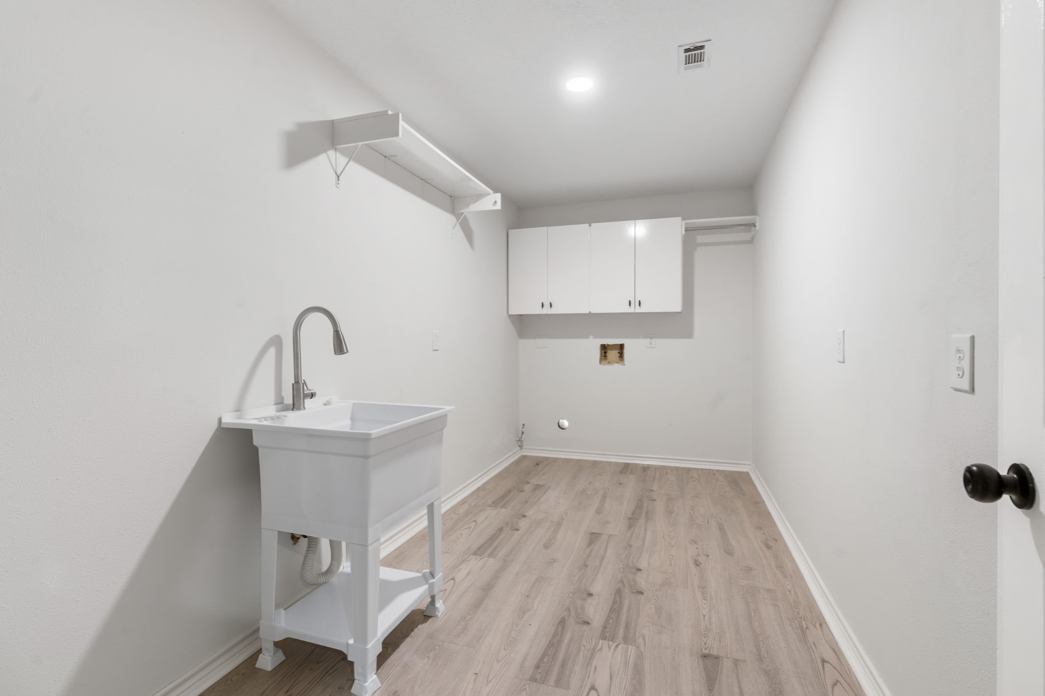 10 Autumn Oaks Drive Baytown, TX 77521 - Photo 23 of 38 a room with a sink and a mirror