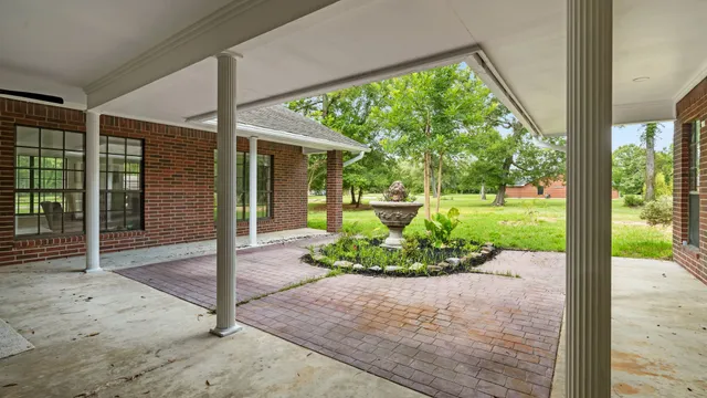 a view of a house with porch and garden