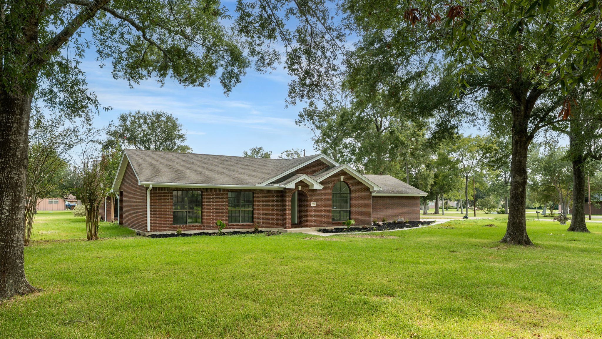 10 Autumn Oaks Drive Baytown, TX 77521 - Photo 4 of 38 a front view of a house with a garden
