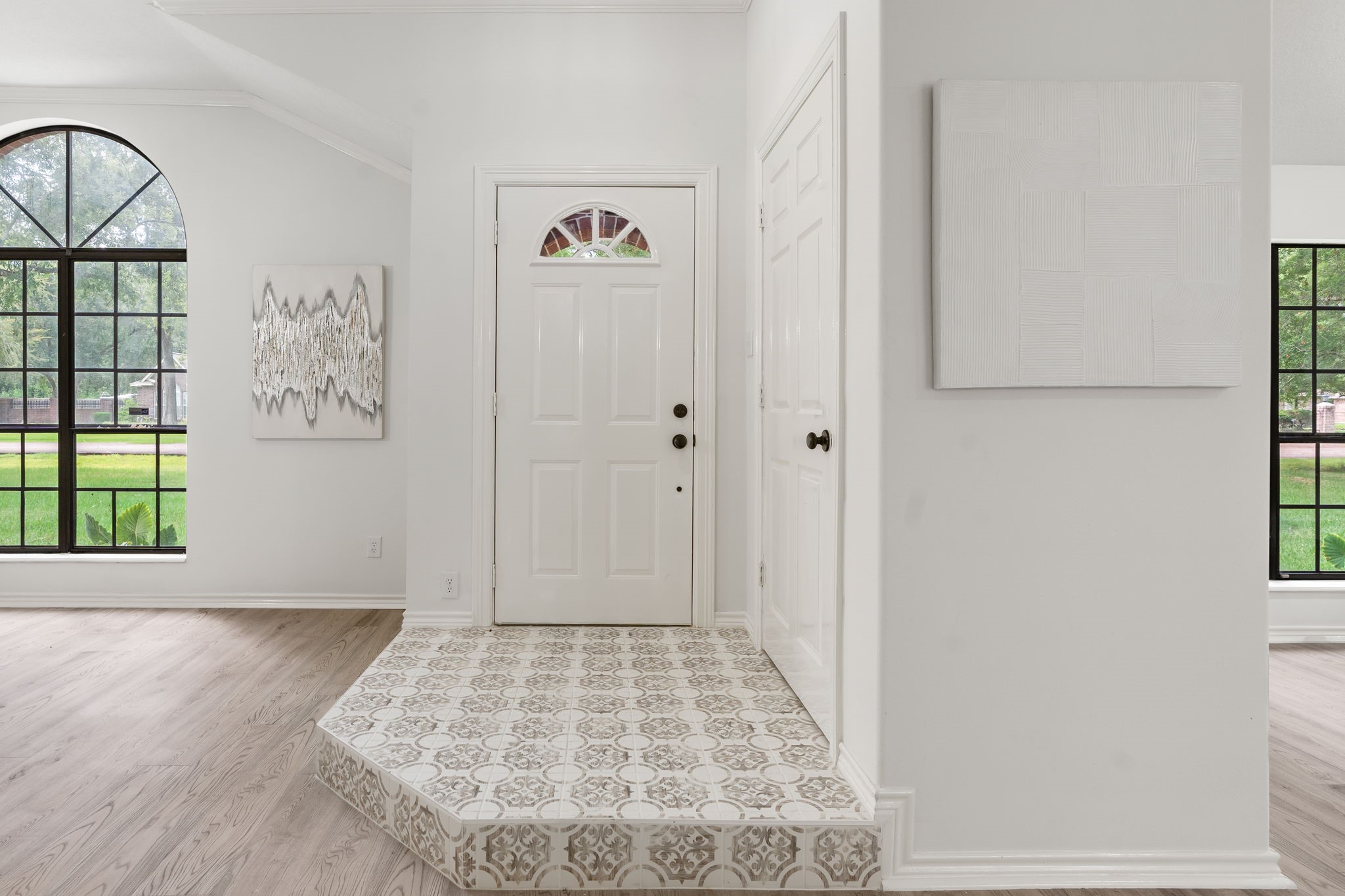 10 Autumn Oaks Drive Baytown, TX 77521 - Photo 5 of 38 a view of an entryway with wooden floor