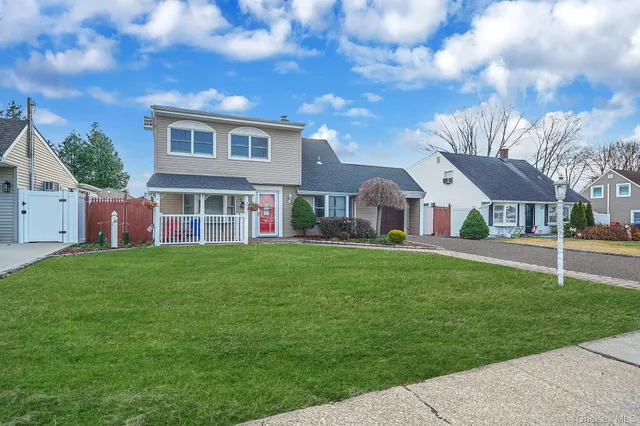 $699,000 | 32 Needle Lane, Levittown, NY 11756