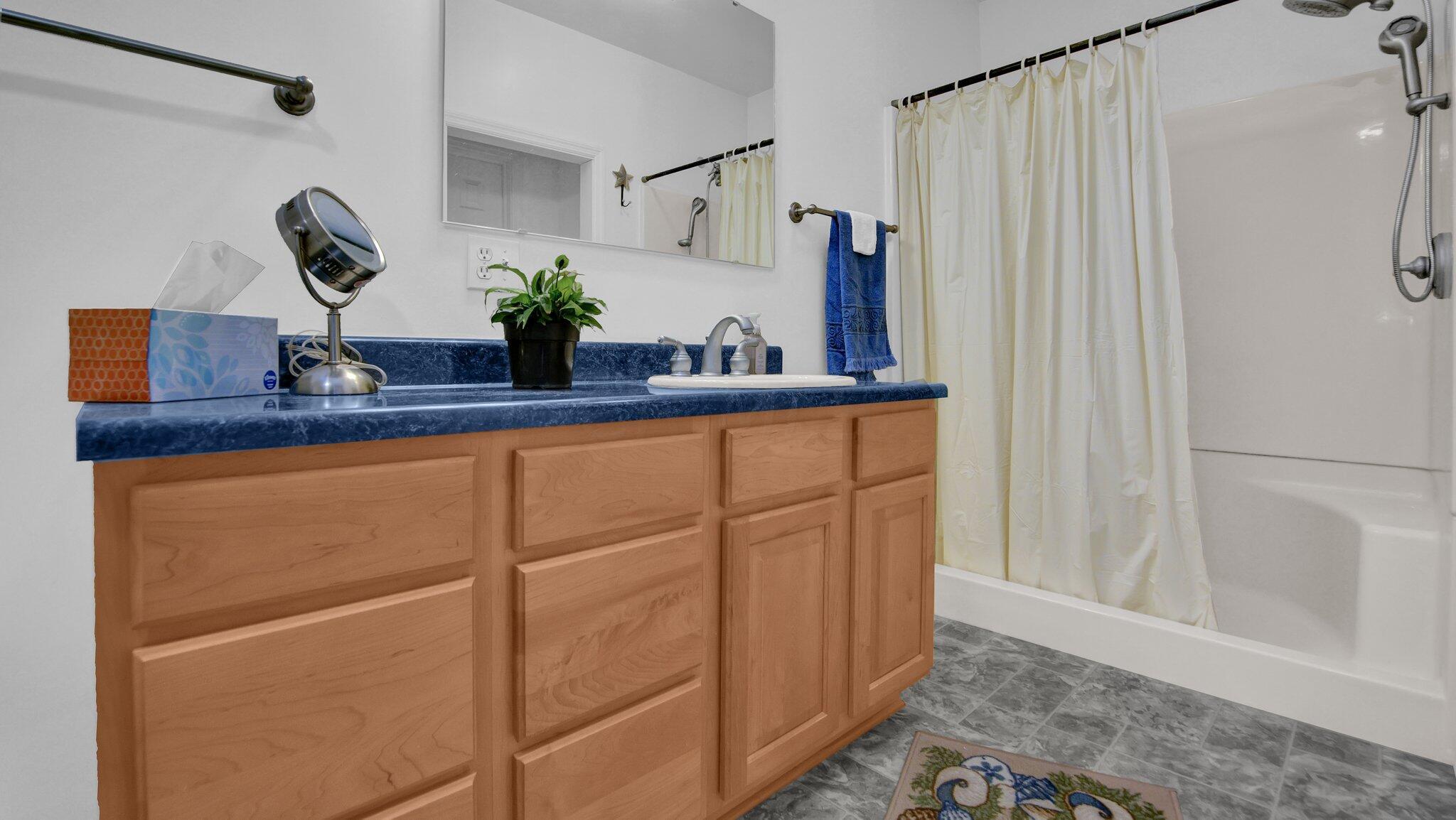 88 Reeb Avenue Columbus, OH 43207 - Photo 18 of 31 Owner's Bath