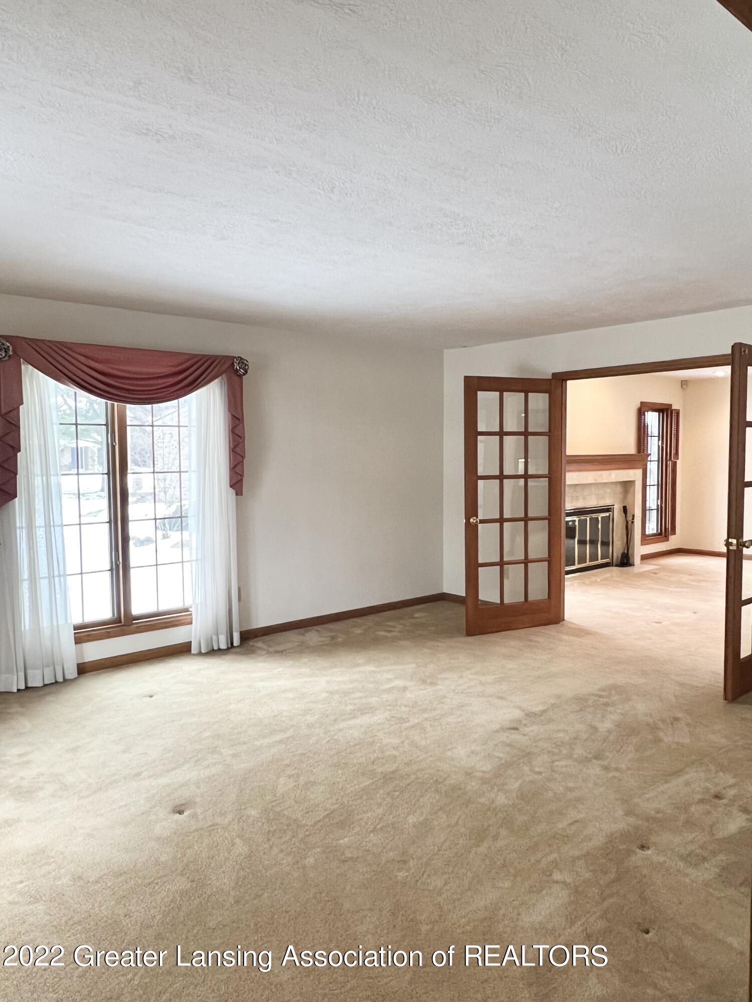 2557 Dustin Road Okemos, MI 48864 - Photo 4 of 53 LIVING ROOM