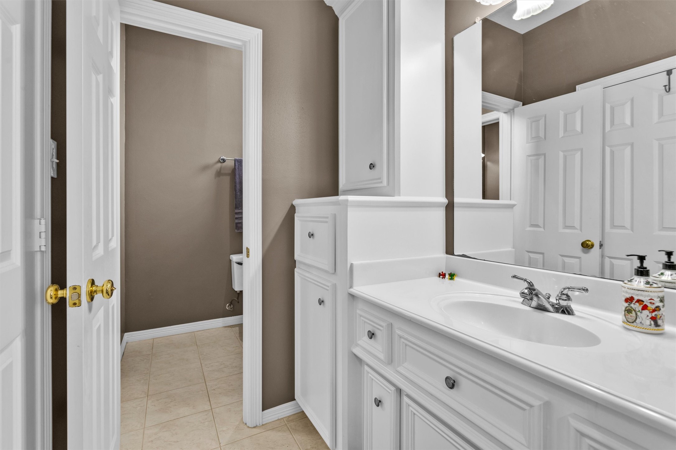 8314 Drew Haven Lane Spring, TX 77379 - Photo 37 of 49 This jack and Jill bathroom connects 2 of the upstairs bedrooms together.