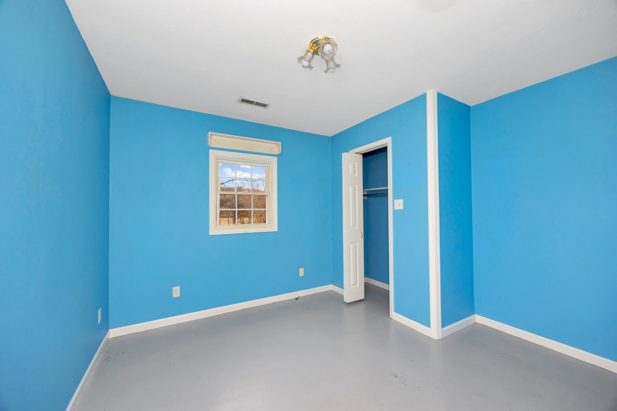 560 Old Poplar School Road Prospect, TN 38477 - Photo 9 of 28 a view of an empty room with closet