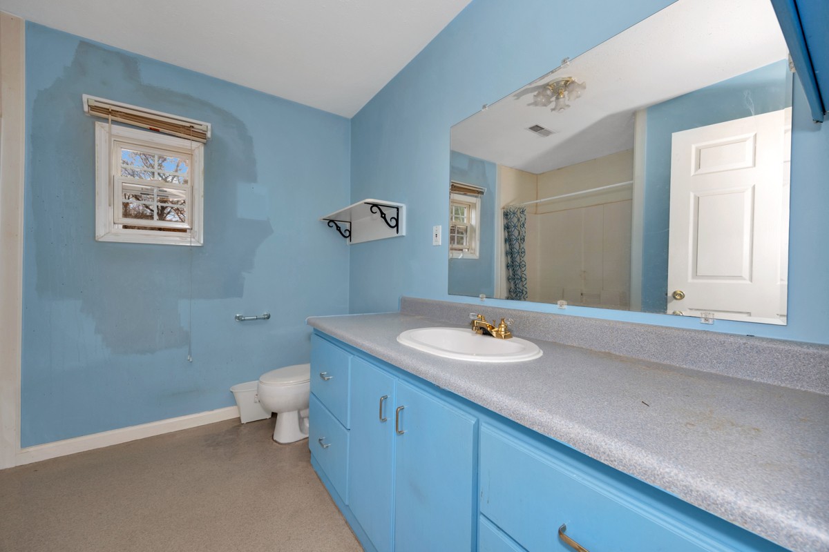 560 Old Poplar School Road Prospect, TN 38477 - Photo 10 of 28 a bathroom with a sink and a mirror