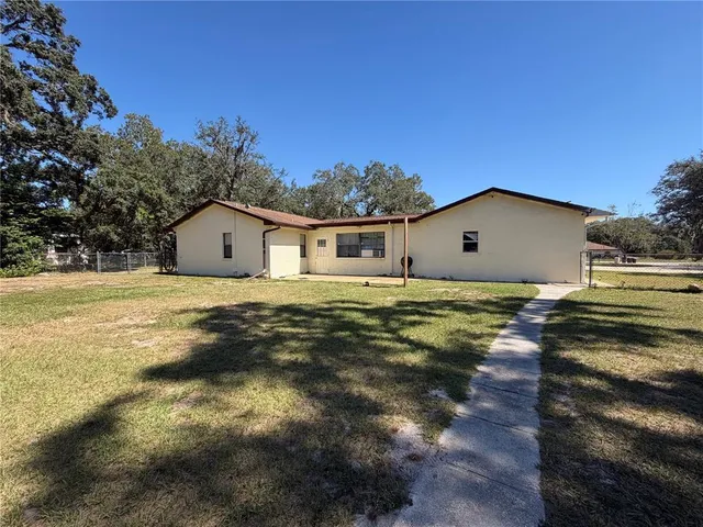 a view of a house with backyard and garden