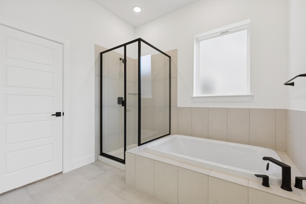 1340 Hartley Drive Leander, TX 78641 - Photo 8 of 24 Owner's Garden Tub