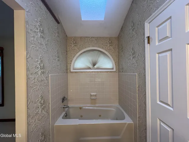 $538,000 | 841 Red Oak Drive, Niskayuna, NY 12309