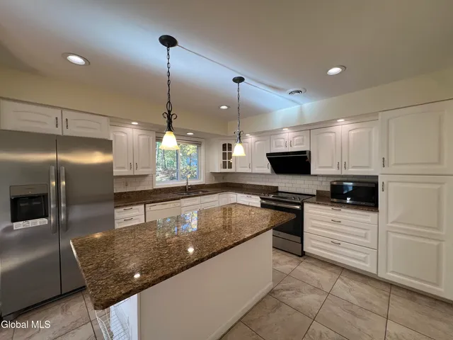 $538,000 | 841 Red Oak Drive, Niskayuna, NY 12309