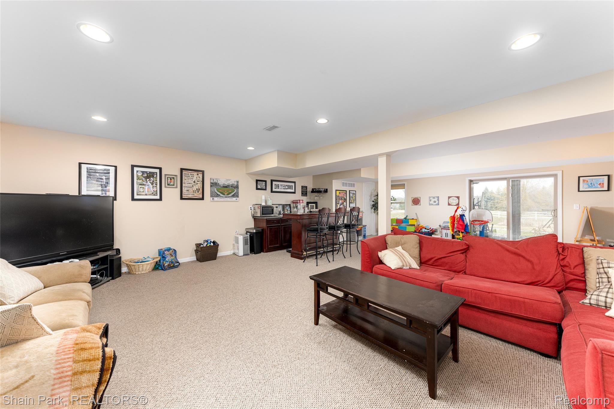 196 Londonderry Lane Rochester, MI 48306 - Photo 42 of 55 Large open area to entertain family or friends