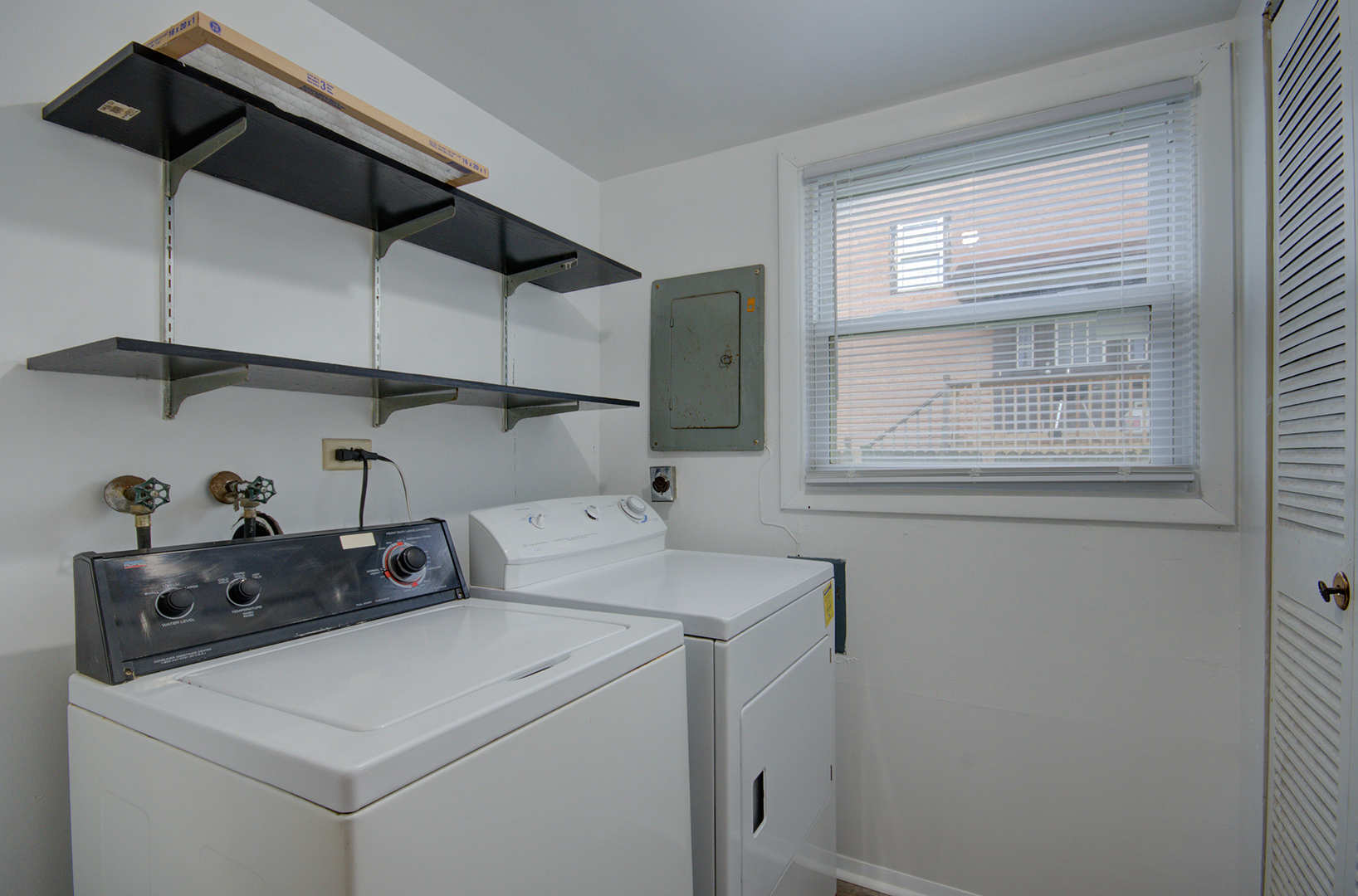 304 Walnut Circle Bolingbrook, IL 60440 - Photo 5 of 23 a utility room with dryer and washer