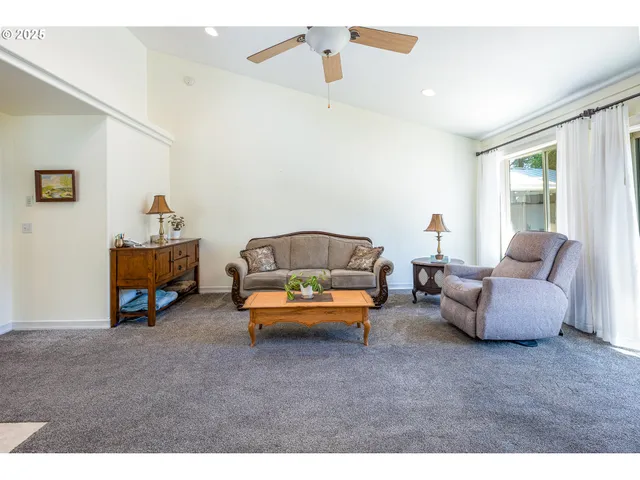 $424,900 | 910 Kristen Way, Cottage Grove, OR 97424