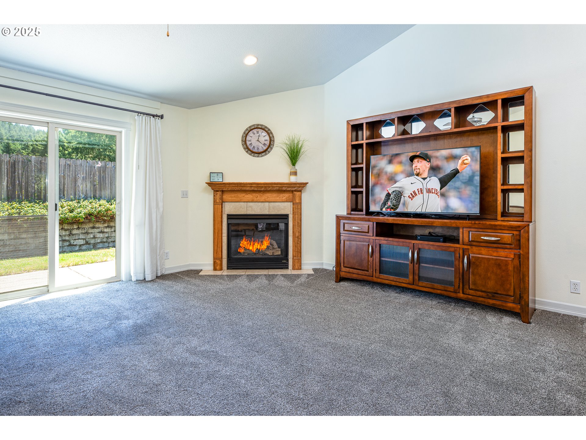 910 Kristen Way Cottage Grove, OR 97424 - Photo 13 of 44 Living Room