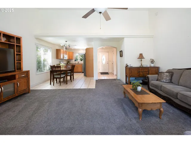 $424,900 | 910 Kristen Way, Cottage Grove, OR 97424