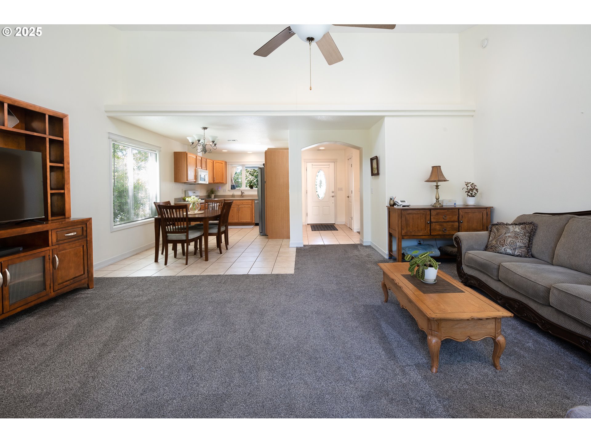910 Kristen Way Cottage Grove, OR 97424 - Photo 14 of 44 Living Room