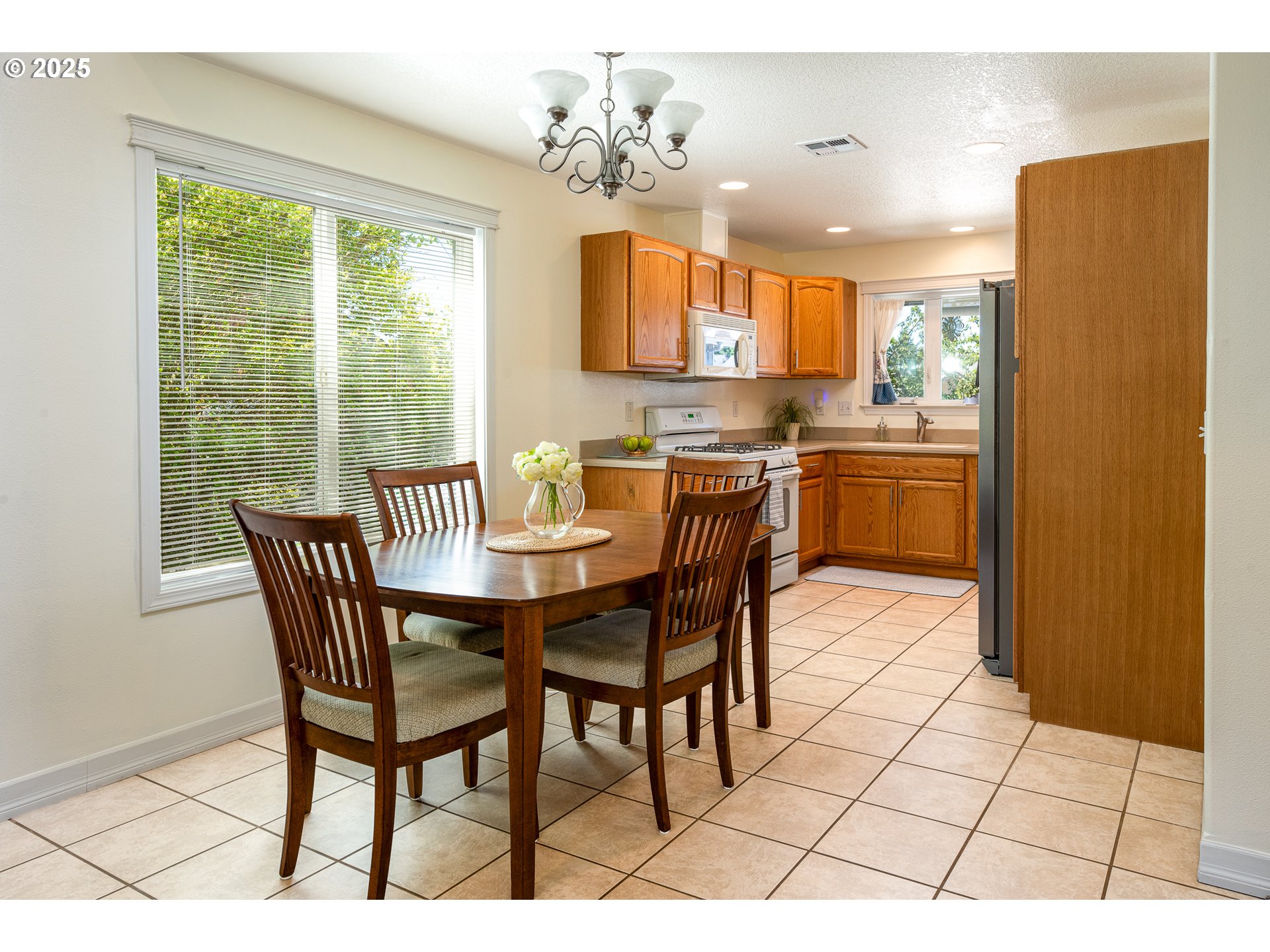 910 Kristen Way Cottage Grove, OR 97424 - Photo 15 of 44 Dining Room