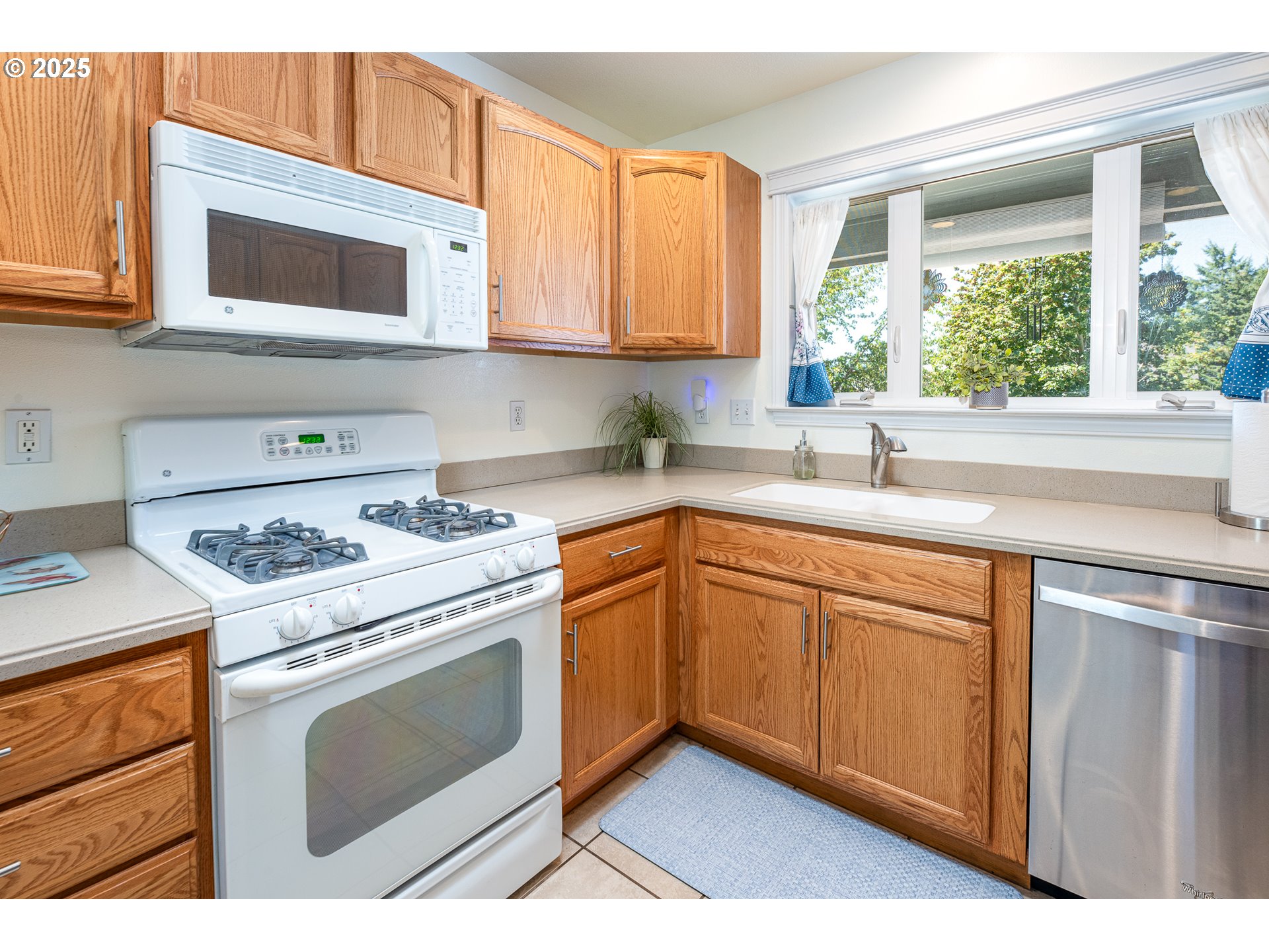 910 Kristen Way Cottage Grove, OR 97424 - Photo 19 of 44 Kitchen