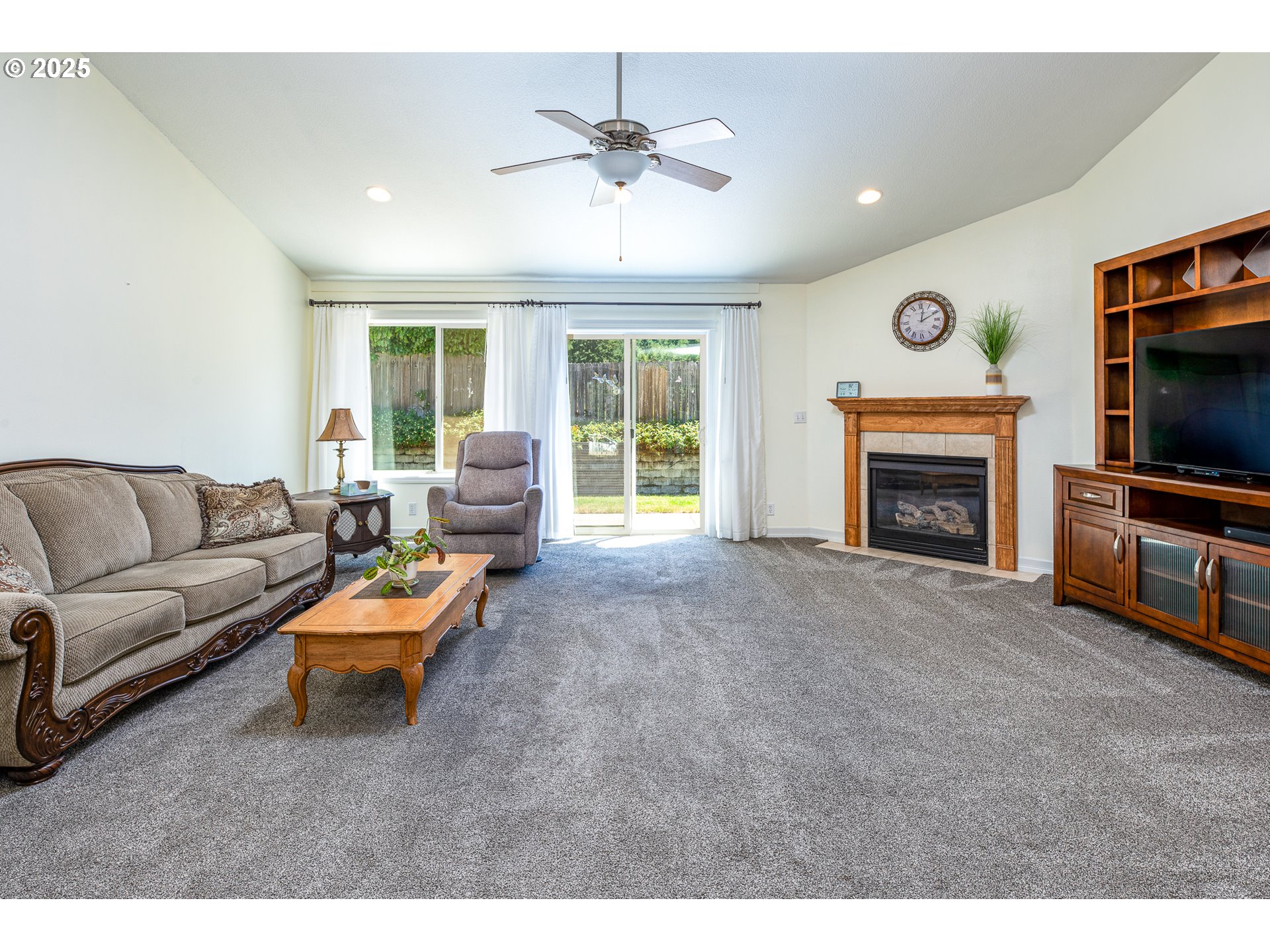 910 Kristen Way Cottage Grove, OR 97424 - Photo 10 of 44 Living Room