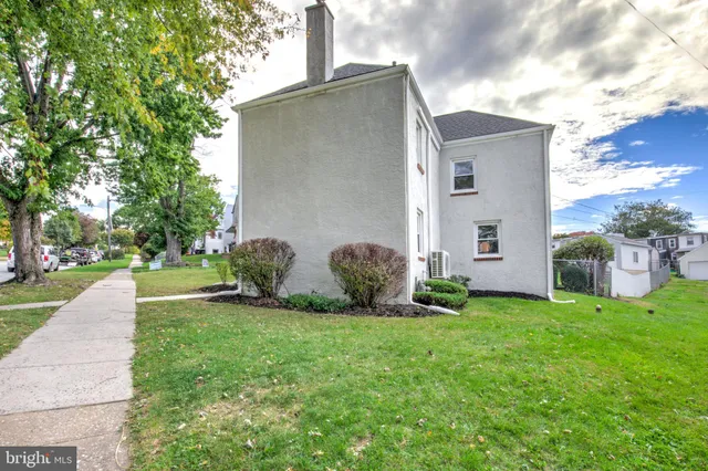 a view of a house with backyard