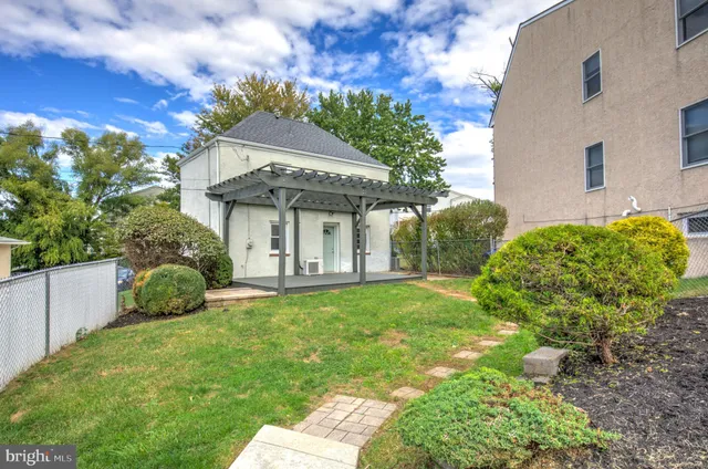 a view of a house with backyard and garden