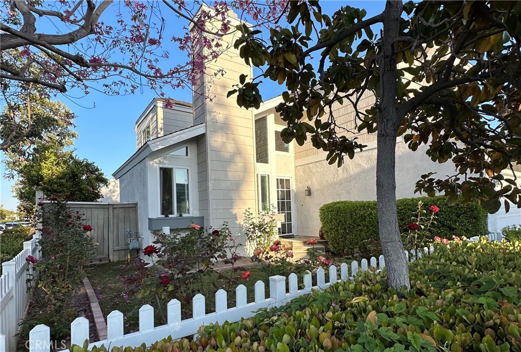 39 Wintermist Irvine, CA 92614 - Photo 4 of 14 a front view of house and yard with seating space