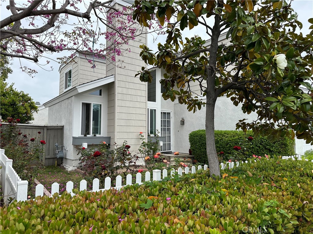 39 Wintermist Irvine, CA 92614 - Photo 5 of 14 a front view of a house with garden