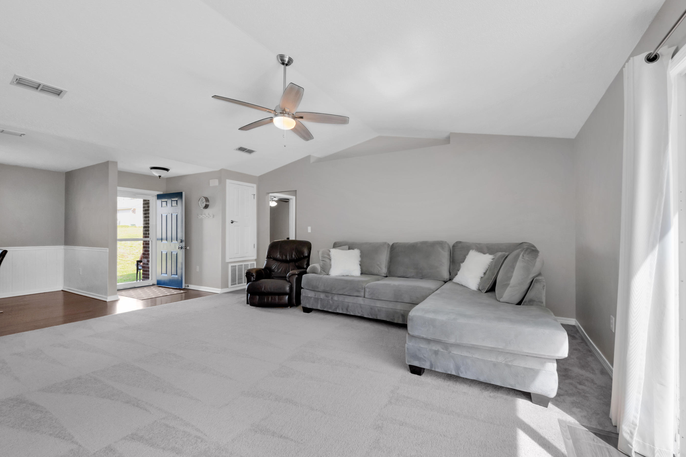 139 Sandstone Trail Crestview, FL 32539 - Photo 5 of 36 a living room with furniture