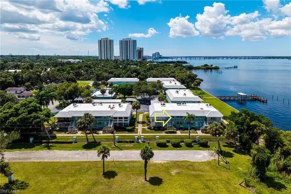 $1,800 | 3225 East Riverside Drive, Fort Myers, FL 33916