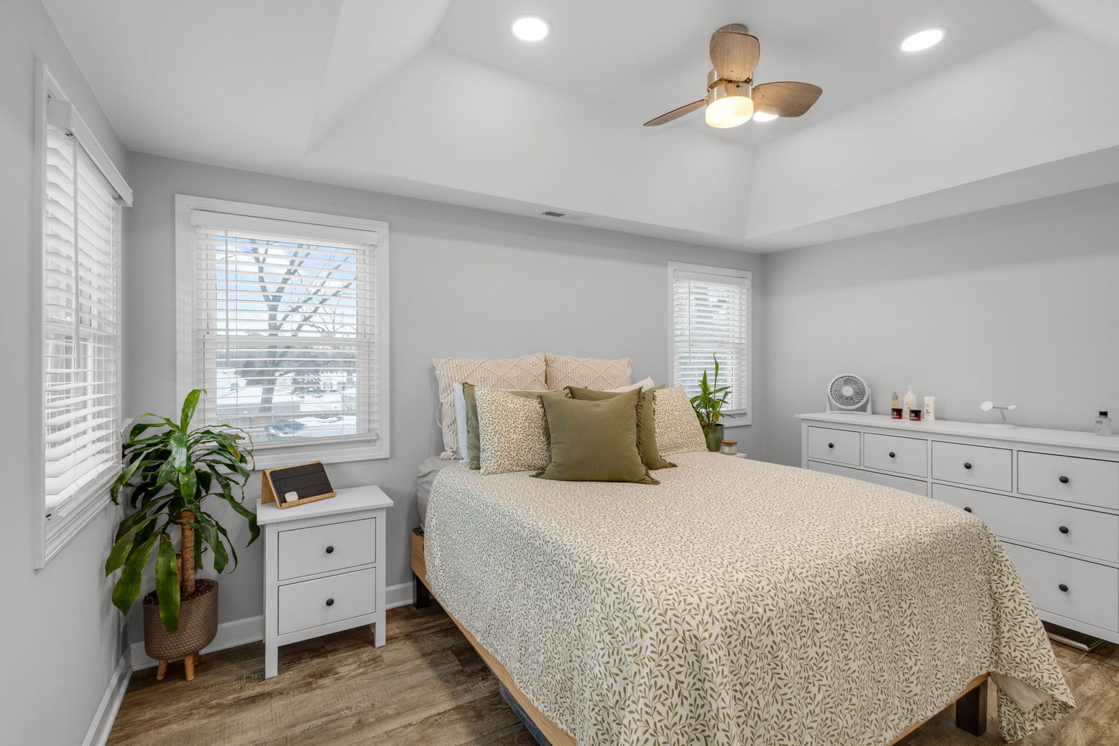 16446 West 147th Place Lockport, IL 60441 - Photo 7 of 22 a bedroom with a bed and a potted plant