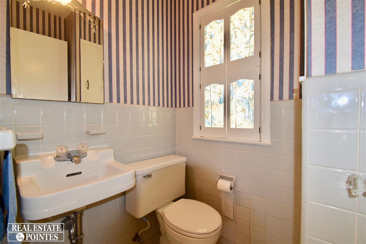 1699 Severn Road Grosse Pointe Woods, MI 48236 - Photo 15 of 28
